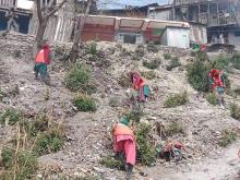 छायाँनाथ रारा नगरपालिका मुगुका सरसफाई सहजकर्ताहरु वजार क्षेत्रको फोहोर व्यवस्थापन गर्दै ।